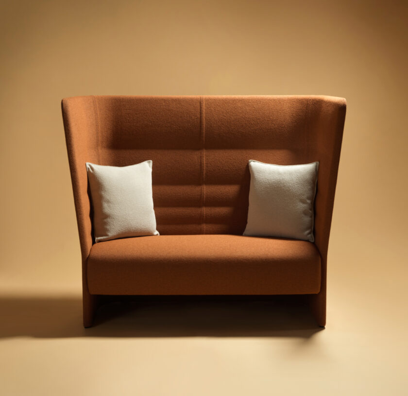 Scatto fotografico di poltrona Sitland marrone su fondo beige